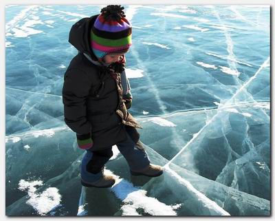  width=200 />С появлением ледяного покрова на водоемах запрещается катание на коньках, лыжах и переходить по льду через водоем. Тонкий лед очень непрочный и не выдерживает тяжести человека - толщина льда должна быть не менее 10-16 см.</p><p><strong>Как действовать при проваливании под лед.</strong></p><p>При оказании помощи человеку, провалившемуся под лед, нельзя подходить к нему стоя из-за опасности самому попасть в беду. К пострадавшему надо приближаться лежа, с раскинутыми в стороны руками и ногами. Если под рукой имеются доски, лестницы, шесты и другие предметы, то их надо использовать для оказания помощи. Лежа на одном из таких предметов, закрепленном веревкой на берегу или твердом льду, оказывающий помощь продвигается к пострадавшему на расстояние, позволяющее подать веревку, пояс, багор, доску. Затем оказывающий помощь отползает назад, постепенно вытаскивая пострадавшего на крепкий лед.</p>